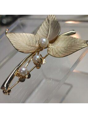 Floral Ribbed Leaves Pearl Glow Brooch Pin Curved Stem Gold Tone Vintage MCM